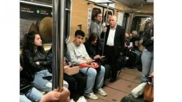 Azərbaycanın keçmiş Baş naziri metroda ayaq üstdə qaldı -FOTO