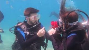 Suyun altında qeyri-adi evlilik təklifi