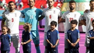 İranlı futbolçular himni oxudu - Azarkeşlər fitə basdı