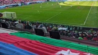 Uels-İran matçında Azərbaycan bayrağı