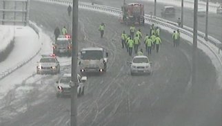 Polislər Bakıda sürücülər üçün yol açır