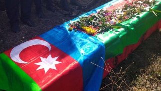 
İtkin düşən şəhidlərimiz dəfn olunur - FOTOlar