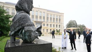
Prezidentlər Şuşada güllələnmiş heykəllərə baxdılar - FOTO