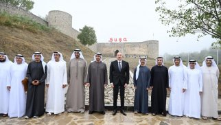 
Azərbaycanın və Birləşmiş Ərəb Əmirliklərinin prezidentləri Şuşa qalasının önündə foto çəkdiriblər - FOTO