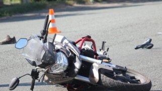 Gəncədə motosiklet maşınla toqquşdu - Kuryer xəsarət aldı