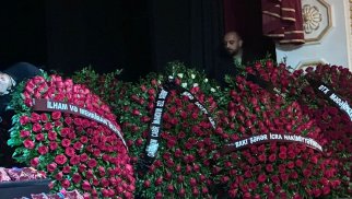 Prezidentlə xanımı vida mərasiminə əklil göndərdi - FOTO
