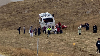 
Türkiyədə sərnişin avtobusu yük maşını ilə toqquşdu - Çox sayda yaralı var