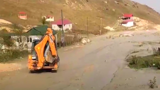 Laza yolu lil və palçıqdan təmizlənir - VİDEO