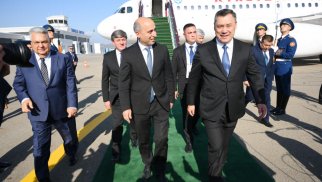 
Qırğızıstan Prezidenti Azərbaycana səfərə gəlib - FOTO