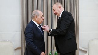 
Prezidenti İlham Əliyev Yaqub Eyyubova “İstiqlal” ordenini təqdim edib - FOTO