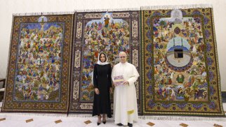 Mehriban Əliyevanın Roma Papası ilə görüşündə bu sənət əsəri təqdim olunub - FOTO