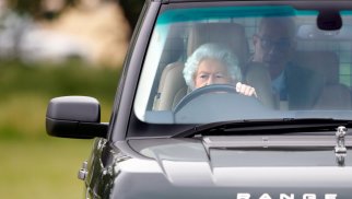 
Kraliça Elizabetin “Range Rover”i hərraca çıxarıldı - FOTO