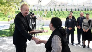 
İlham Əliyev Cəbrayıl rayonunun Horovlu kəndinin sakinlərinə mənzillərin açarlarını təqdim edib - FOTO