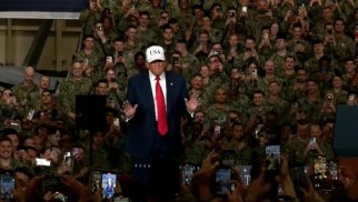 
Bu dəfə hərbçilərin qarşısında rəqs etdi- VİDEO