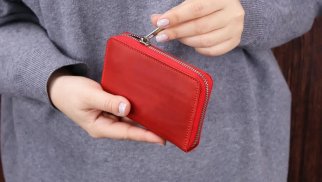 
Salyanda pulu itən müəllim şagirdin pulqabısını yoxladığı üçün cəzalandırıldı