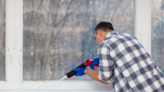 
Pəncərəni düzəltmək istəyirdi, yıxılıb öldü