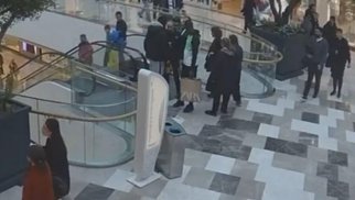 
Türkiyədə futbolçuya ticarət mərkəzində silah çəkdilər - VİDEO - FOTO