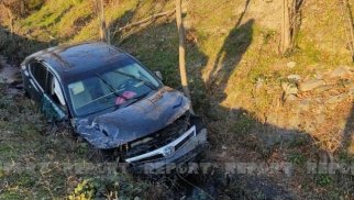 
“Toyota” yoldan çıxaraq aşdı: ata və 1 yaşlı qızı...