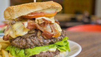 
52 ildir ki, hər gün hamburger yeyir