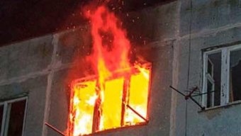 
Bakıda ev yandı: bir nəfər tüstüdən zəhərləndi