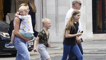 
70 yaşlı aktyor səkkizinci dəfə ata oldu