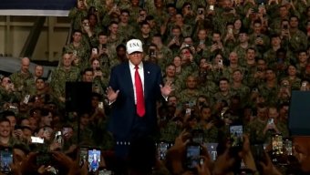 
Bu dəfə hərbçilərin qarşısında rəqs etdi- VİDEO