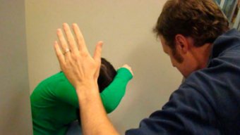 Azərbaycanda kişi arvadını vəhşicəsinə döydü